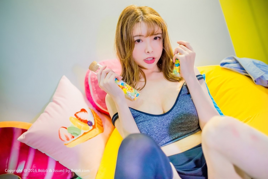 波萝社童颜巨乳少女夏小秋诱惑私房照