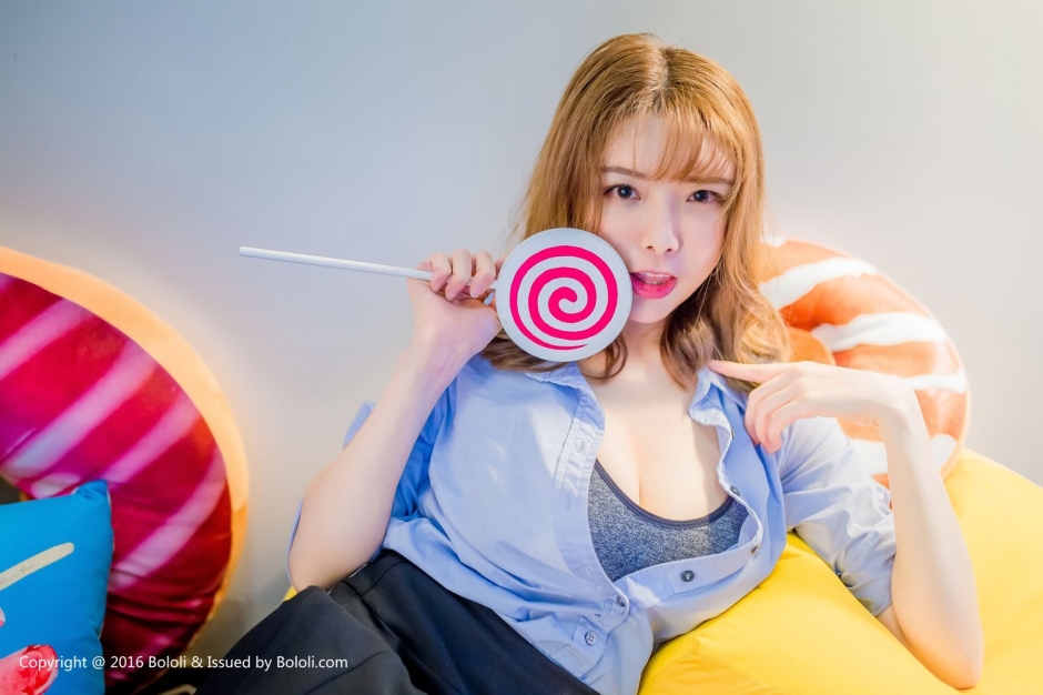 波萝社童颜巨乳少女夏小秋诱惑私房照