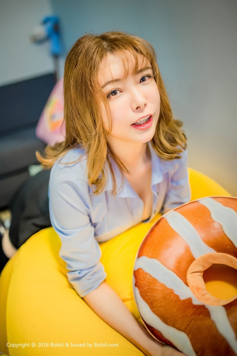 波萝社童颜巨乳少女夏小秋诱惑私房照