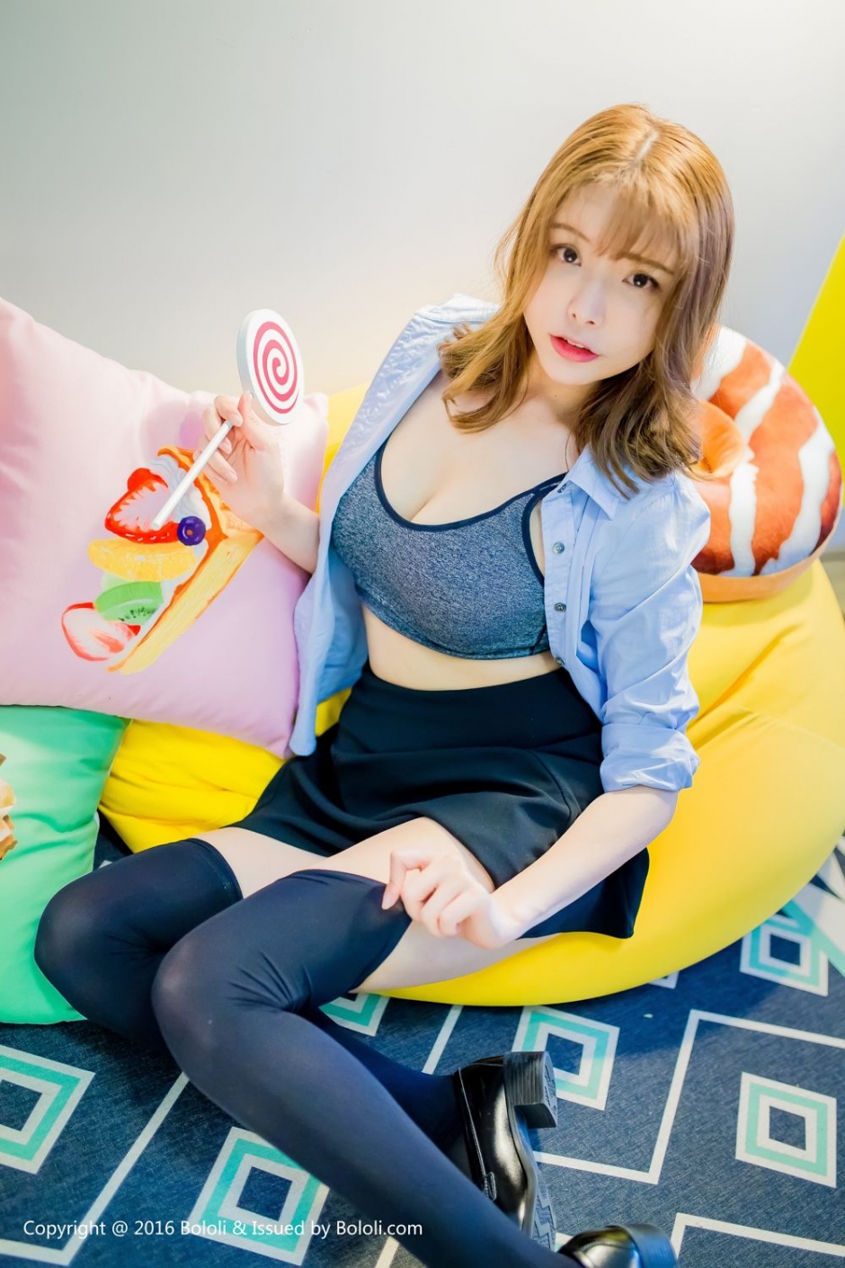 波萝社童颜巨乳少女夏小秋诱惑私房照