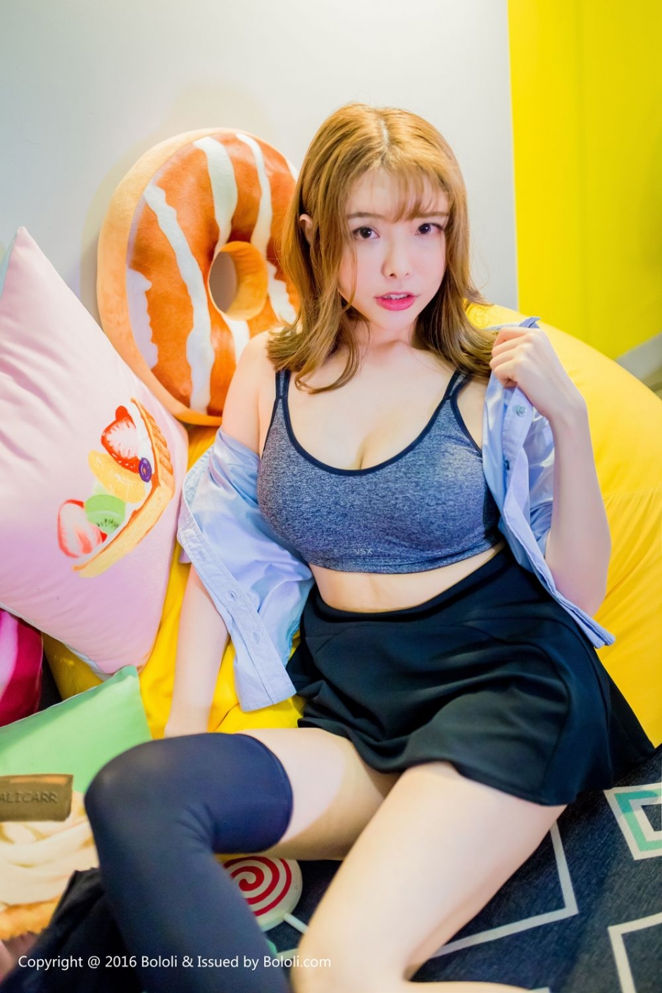 波萝社童颜巨乳少女夏小秋诱惑私房照