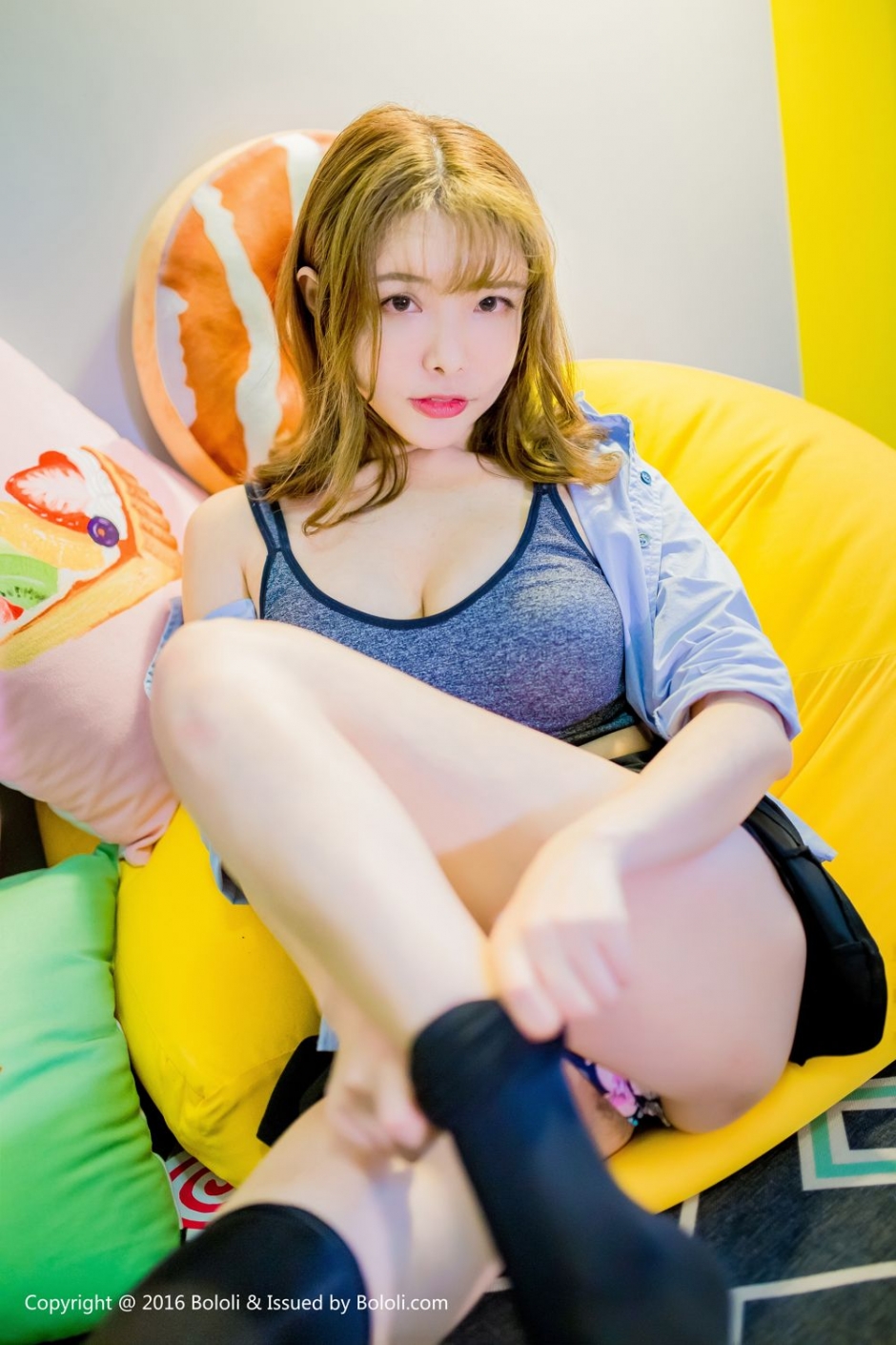 波萝社童颜巨乳少女夏小秋诱惑私房照