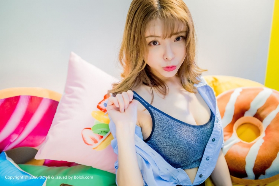 波萝社童颜巨乳少女夏小秋诱惑私房照