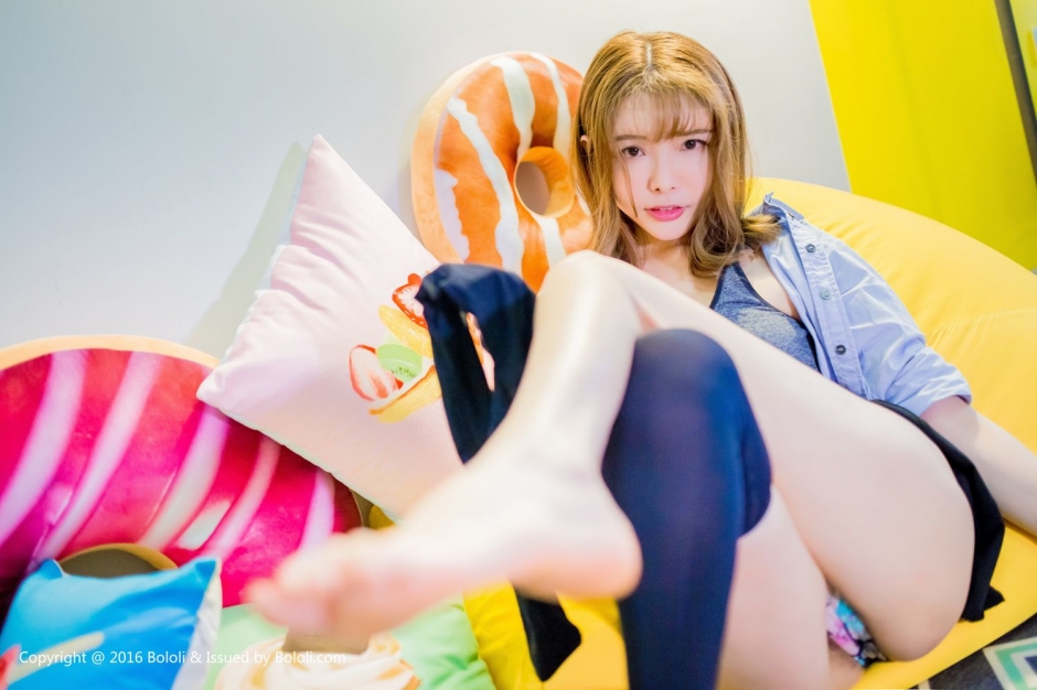 波萝社童颜巨乳少女夏小秋诱惑私房照