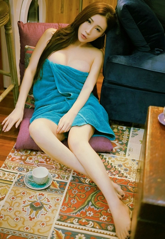 裹胸浴袍大奶湿身美女真空诱惑人体模特美女写真