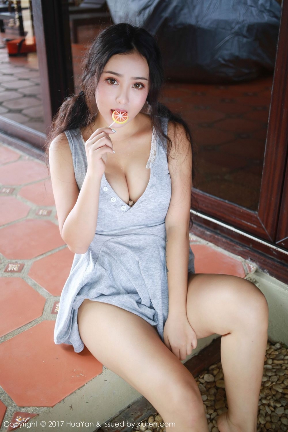 翘臀女神玛鲁娜火辣事业性巨乳妩媚舔棒棒糖图片