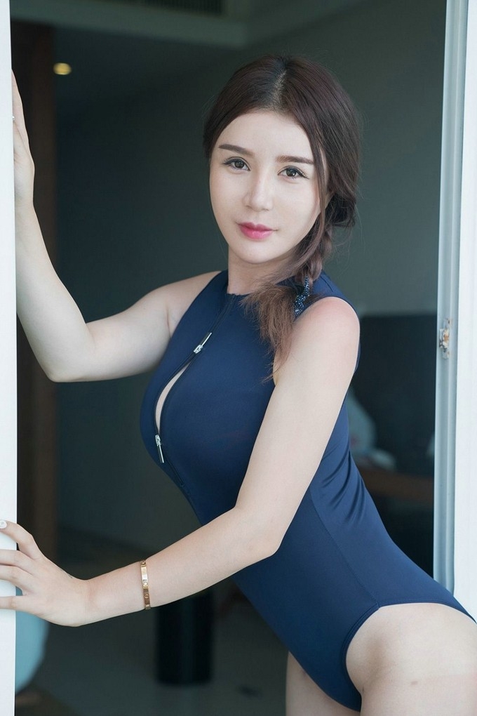 前凸后翘爆乳美女露大胸蓝色连体衣大胆户外诱惑美女图片