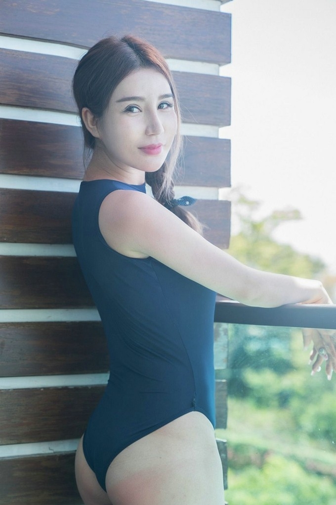 前凸后翘爆乳美女露大胸蓝色连体衣大胆户外诱惑美女图片