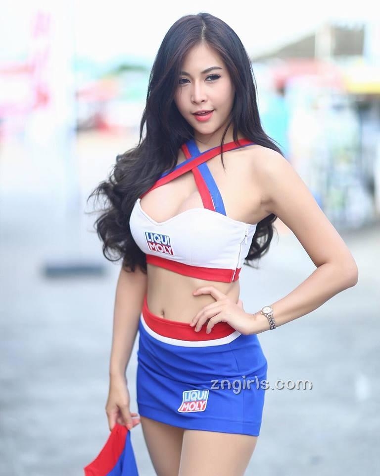 泰国美胸美女模特Ghanda Suriyamanee俯身露沟香艳写真美图