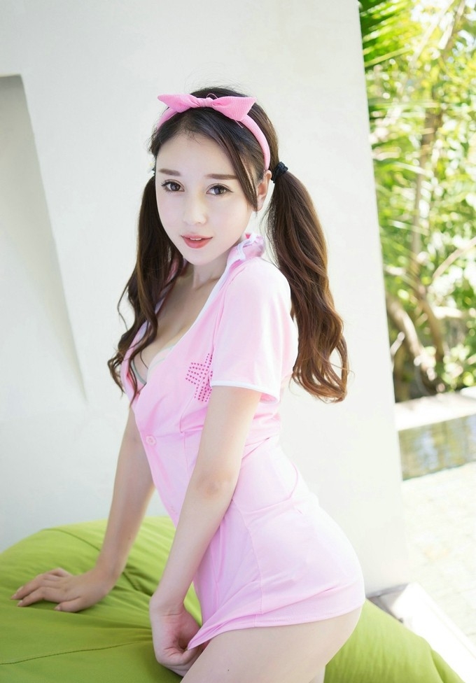 深V大胸性感美女赵小米粉红小护士丝袜美腿诱惑写真