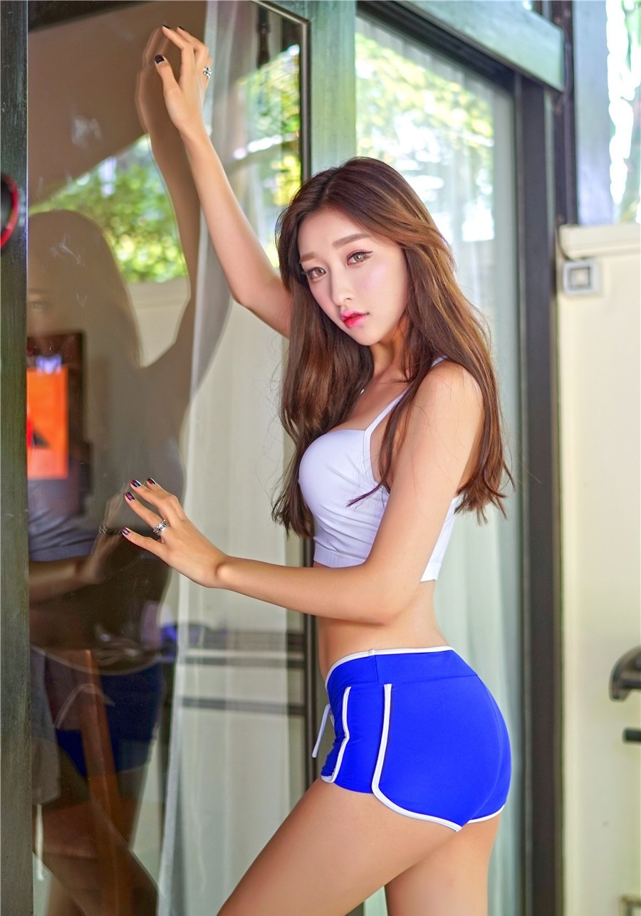 美乳美熟女火辣身材深V性感运动衣美胸美腿写真图片