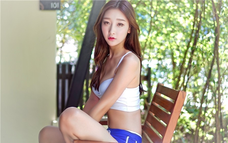 美乳美熟女火辣身材深V性感运动衣美胸美腿写真图片