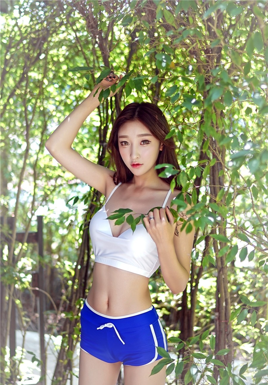 美乳美熟女火辣身材深V性感运动衣美胸美腿写真图片