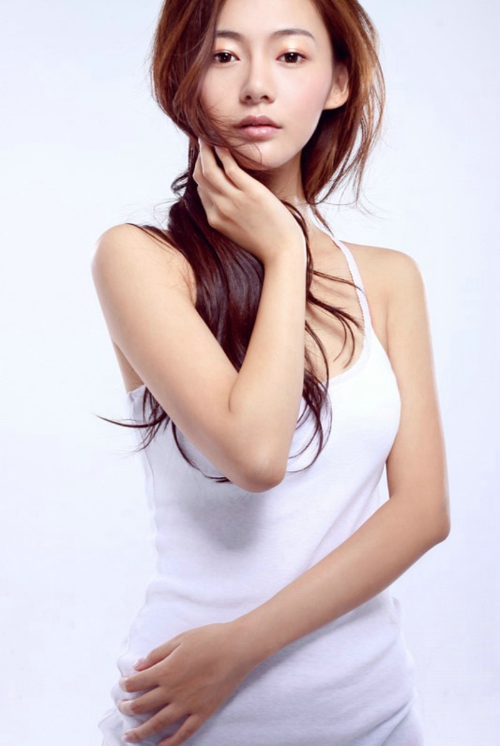 白色小吊带背心美女优美气质露红色底裤好身材图片