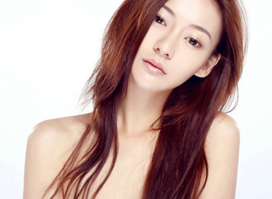 白色小吊带背心美女优美气质露红色底裤好身材图片