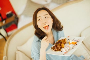 短卷发私房衬衫美女慵懒下午茶悠闲舒适时光写真