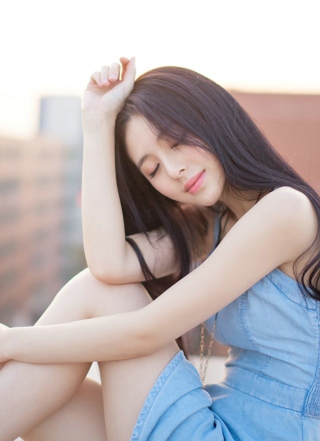 漂亮长发女孩楼顶写真清新唯美