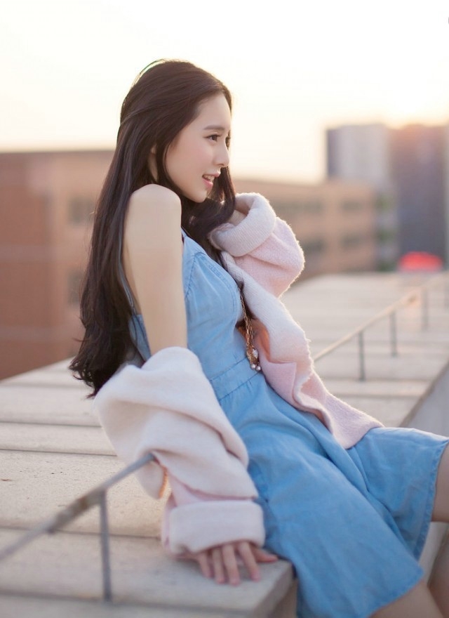 漂亮长发女孩楼顶写真清新唯美