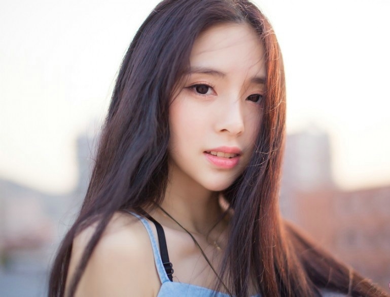 漂亮长发女孩楼顶写真清新唯美