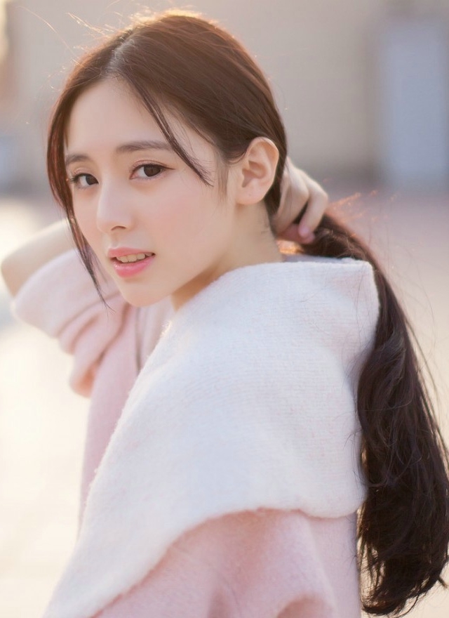 漂亮长发女孩楼顶写真清新唯美