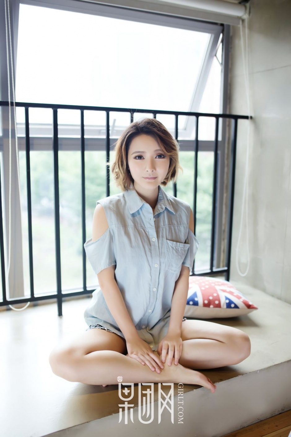 日系混血美女老师黑丝蕾丝内衣居家诱惑私房写真