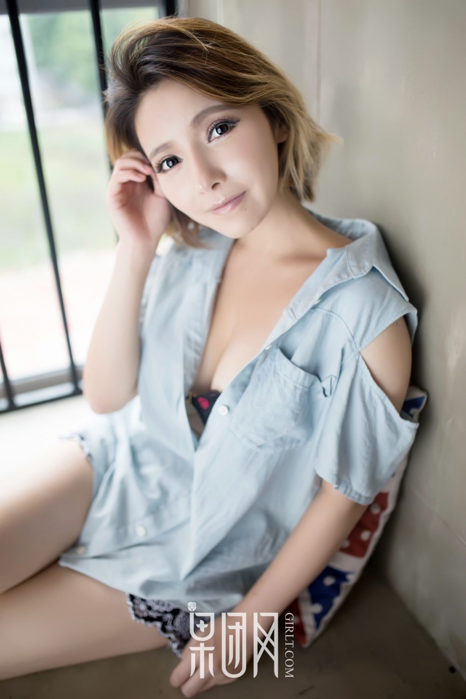 日系混血美女老师黑丝蕾丝内衣居家诱惑私房写真