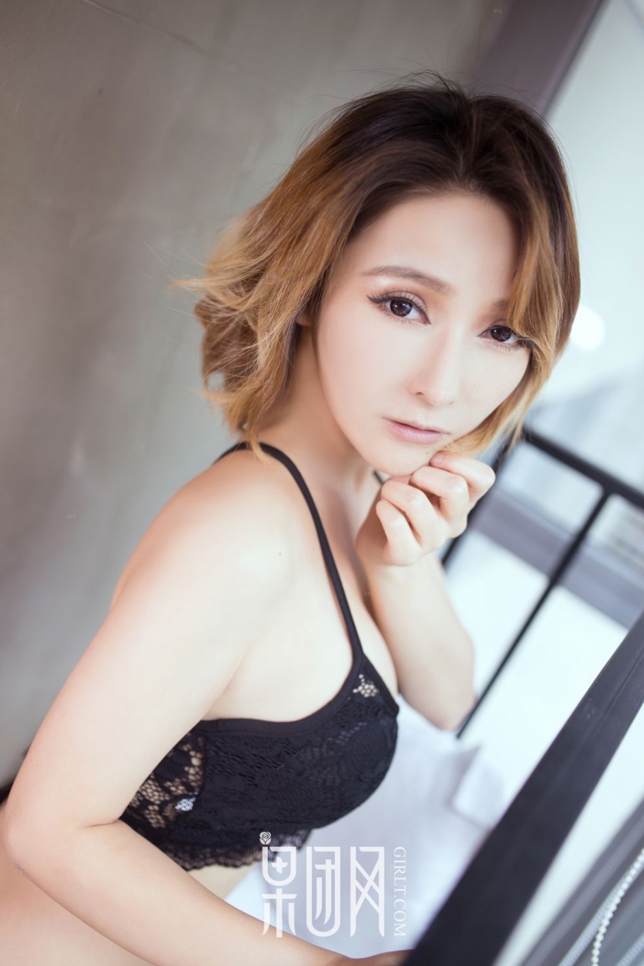 日系混血美女老师黑丝蕾丝内衣居家诱惑私房写真