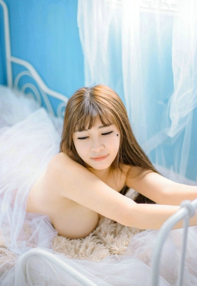 童颜大巨乳妹妹写真风骚诱人美乳人体艺术图片