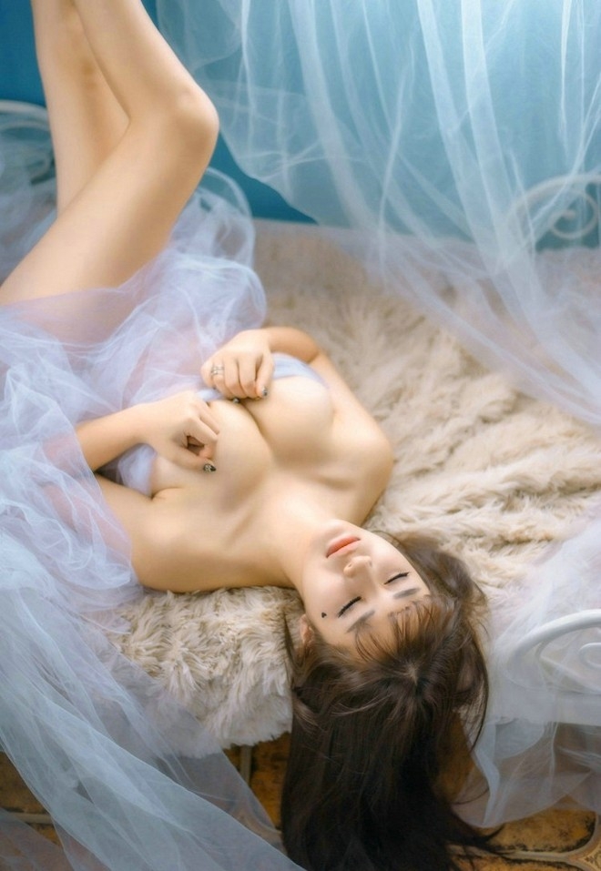 童颜大巨乳妹妹写真风骚诱人美乳人体艺术图片