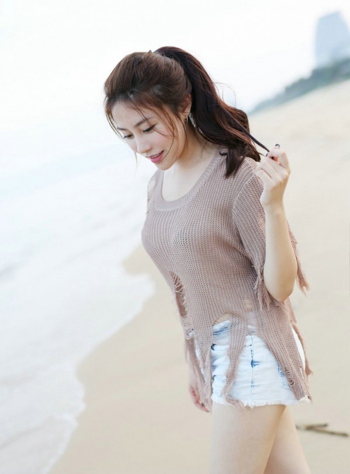 美女居家热裤秀美腿翘臀性感诱人私房养眼套图