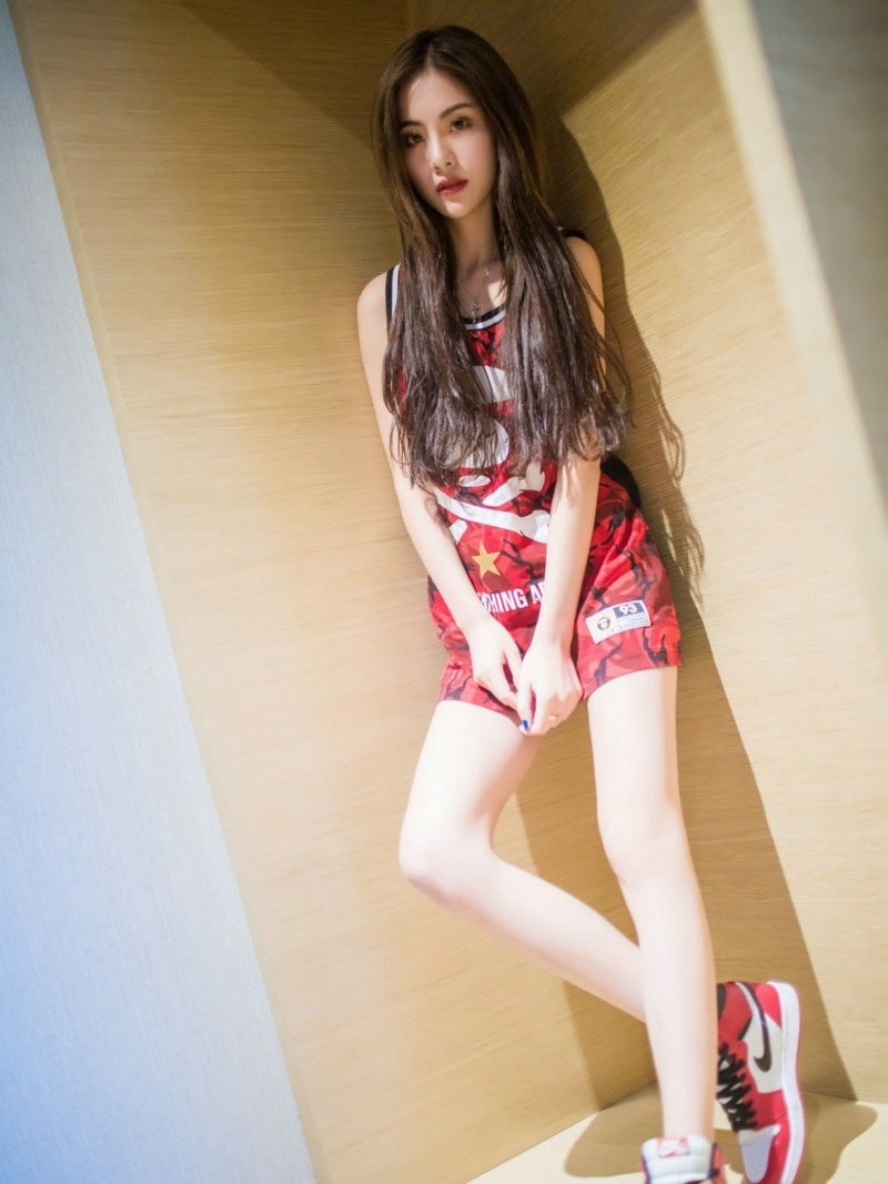 白嫩美腿丝袜美女菲儿超短球衣露内内性感写真图片