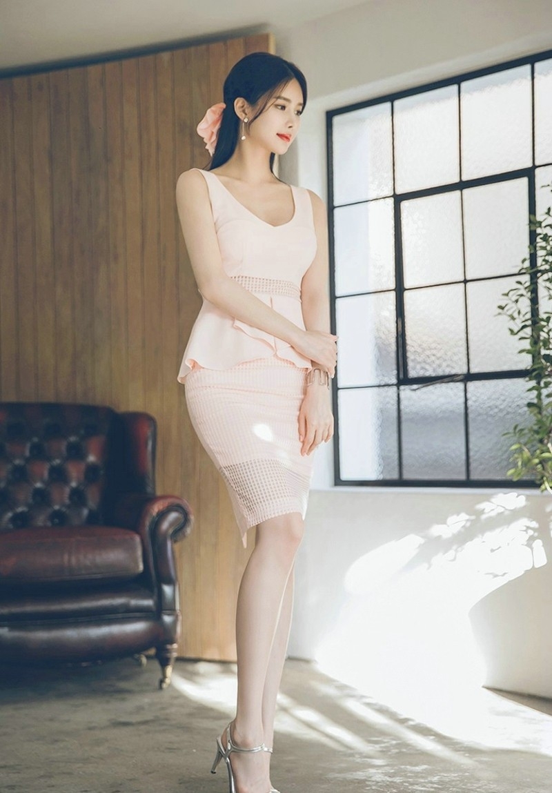 丰韵养眼朴正允骨感韩国美女火辣身材暴露性感事业线美女写真