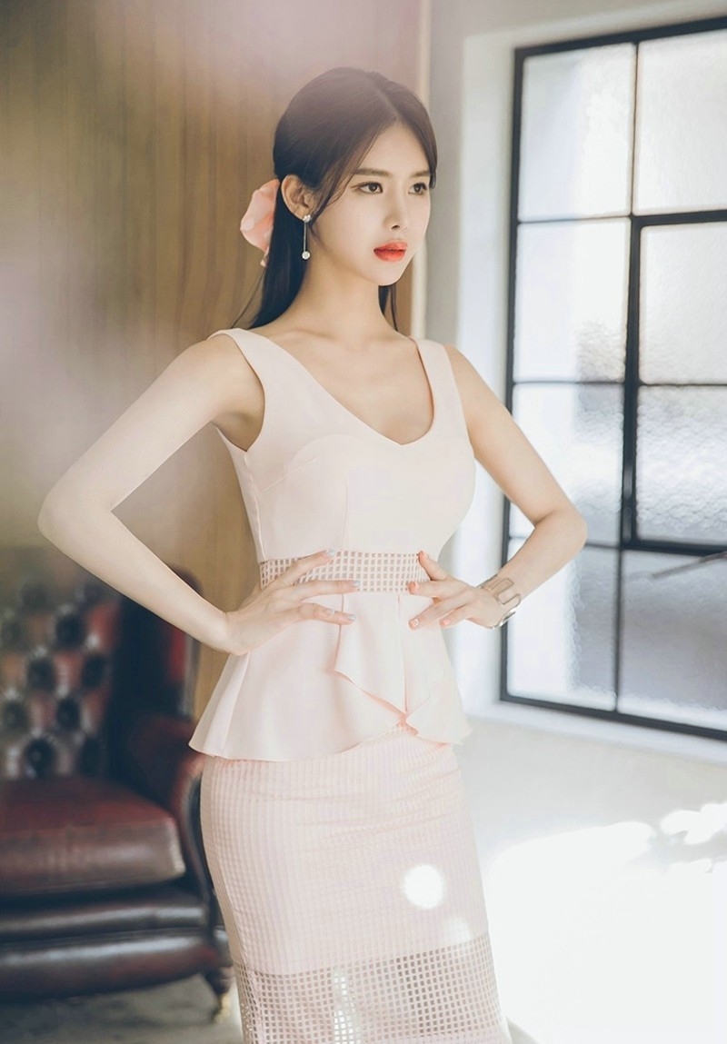 丰韵养眼朴正允骨感韩国美女火辣身材暴露性感事业线美女写真