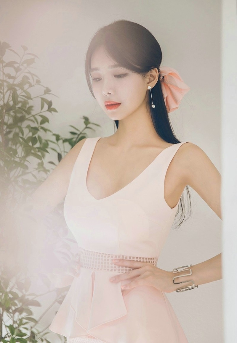 丰韵养眼朴正允骨感韩国美女火辣身材暴露性感事业线美女写真