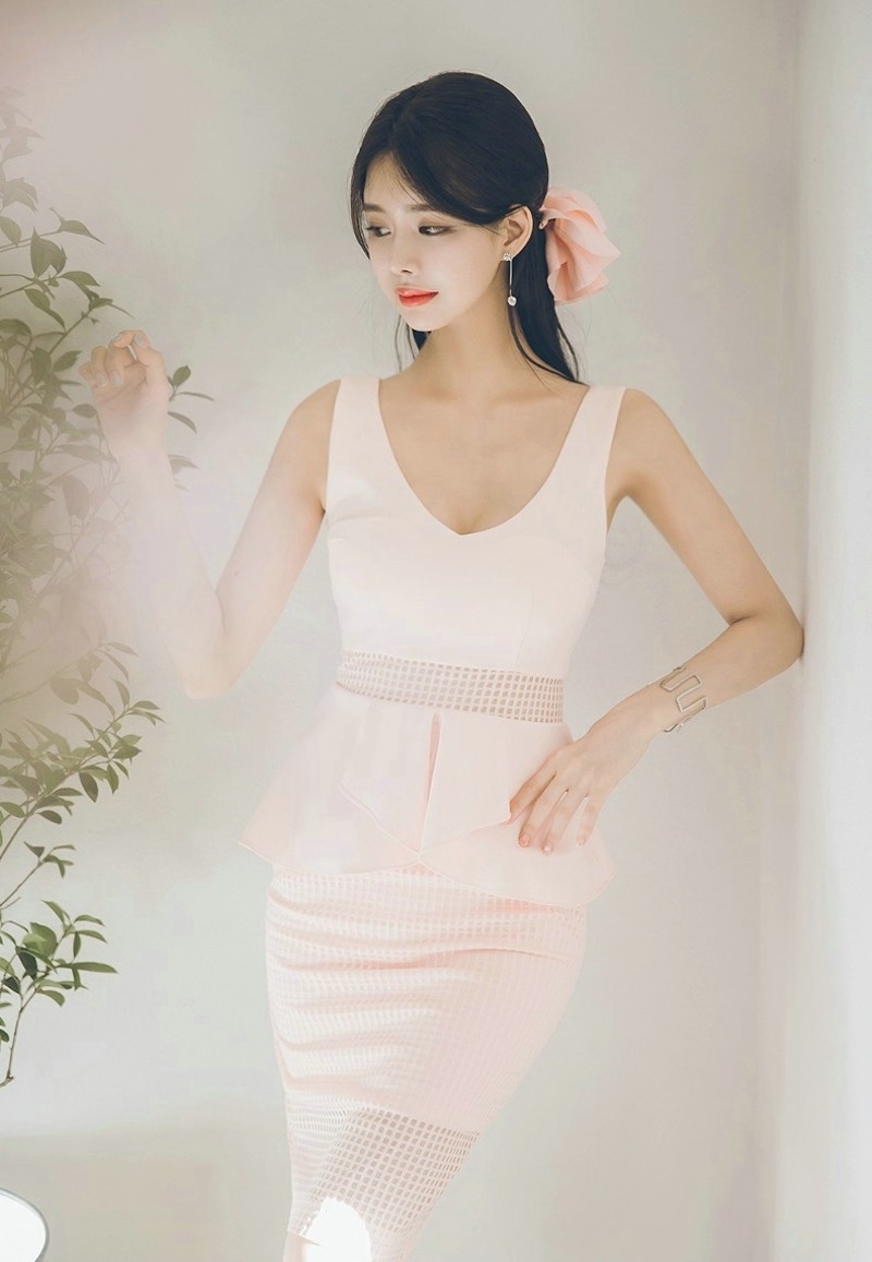 丰韵养眼朴正允骨感韩国美女火辣身材暴露性感事业线美女写真