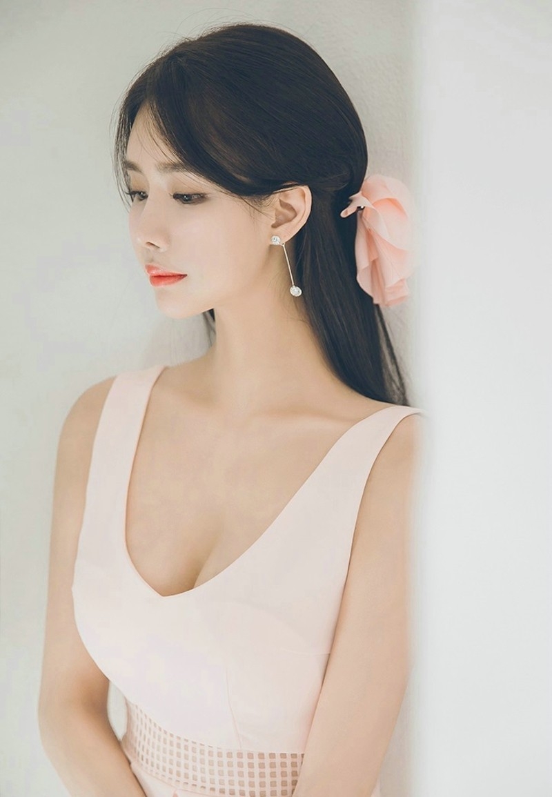 丰韵养眼朴正允骨感韩国美女火辣身材暴露性感事业线美女写真