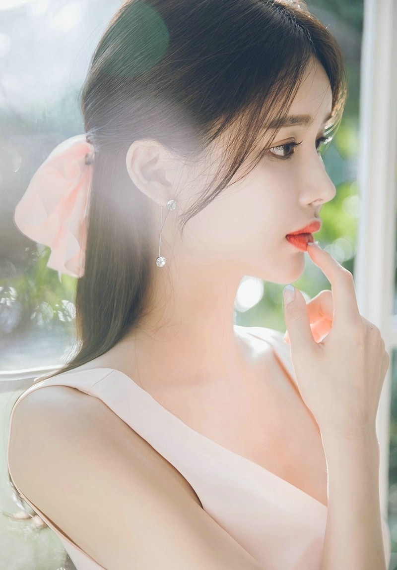 丰韵养眼朴正允骨感韩国美女火辣身材暴露性感事业线美女写真