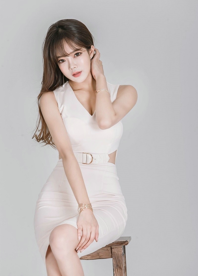 丰韵养眼朴正允骨感韩国美女火辣身材暴露性感事业线美女写真