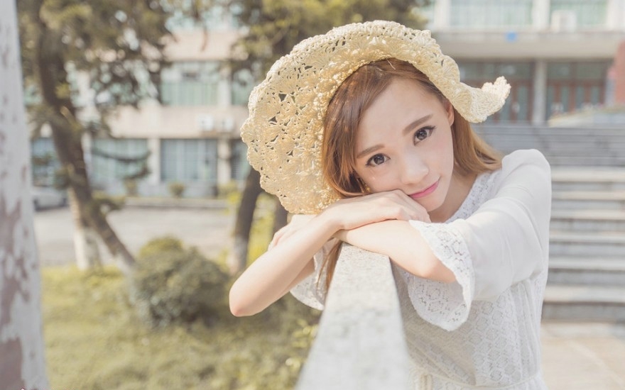 夏日炎炎白皙清纯美少女街头清新写真