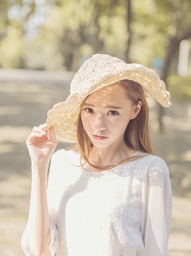 夏日炎炎白皙清纯美少女街头清新写真