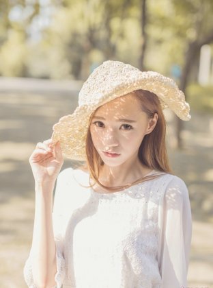 夏日炎炎白皙清纯美少女街头清新写真