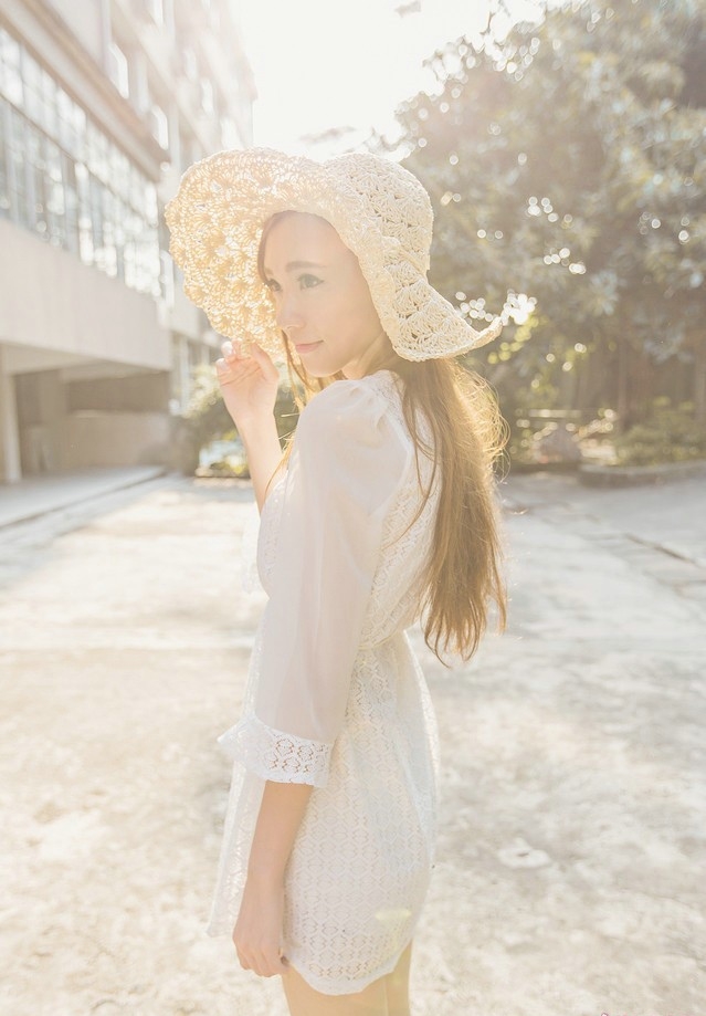 夏日炎炎白皙清纯美少女街头清新写真