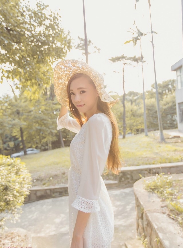 夏日炎炎白皙清纯美少女街头清新写真