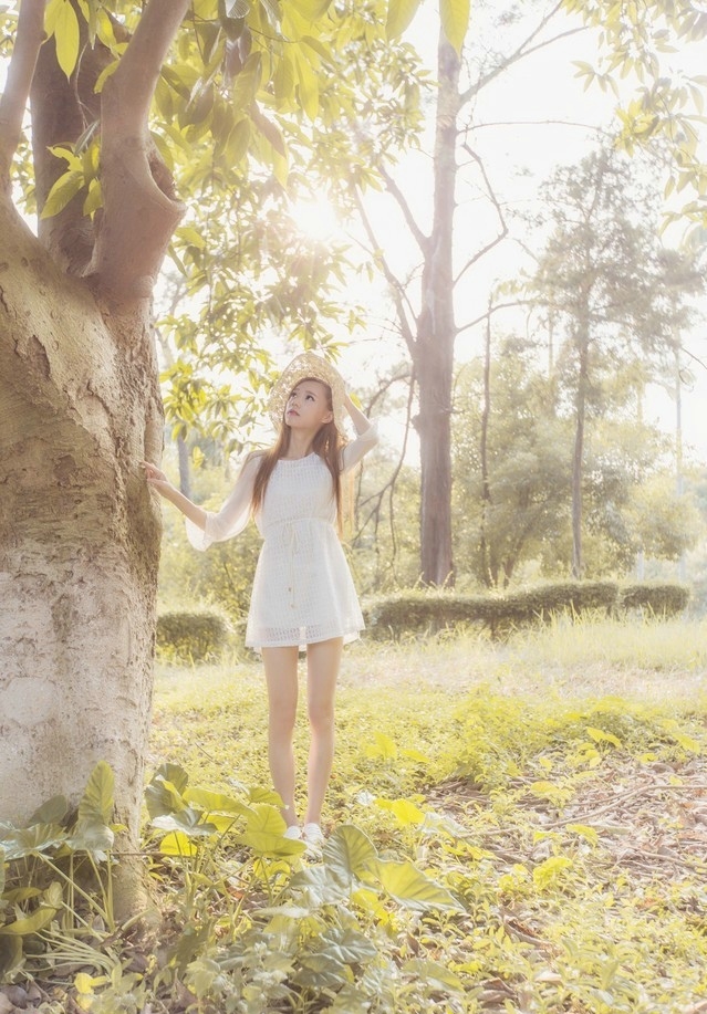 夏日炎炎白皙清纯美少女街头清新写真