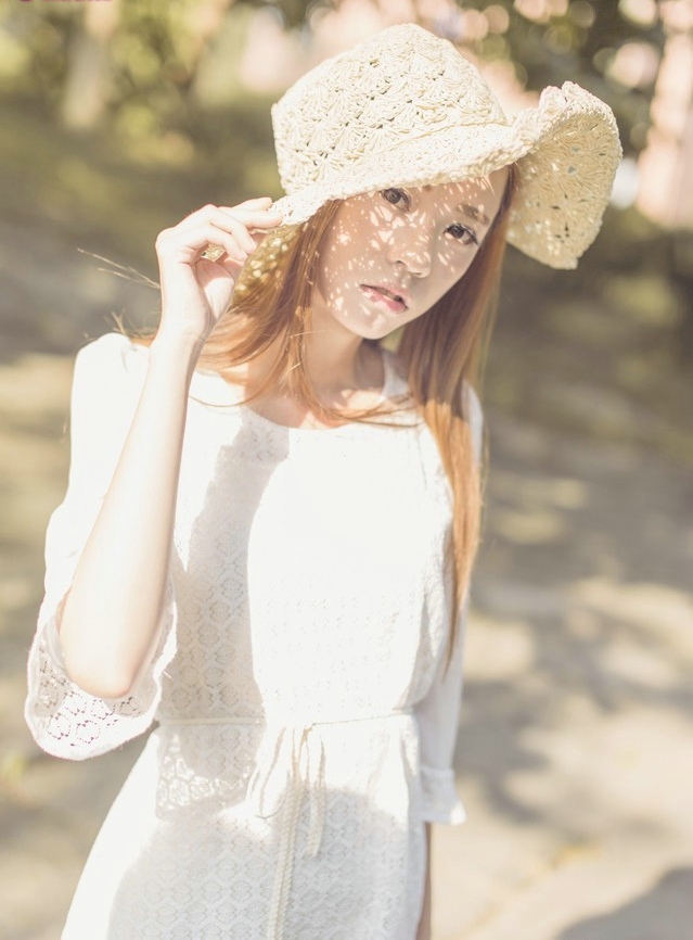 夏日炎炎白皙清纯美少女街头清新写真