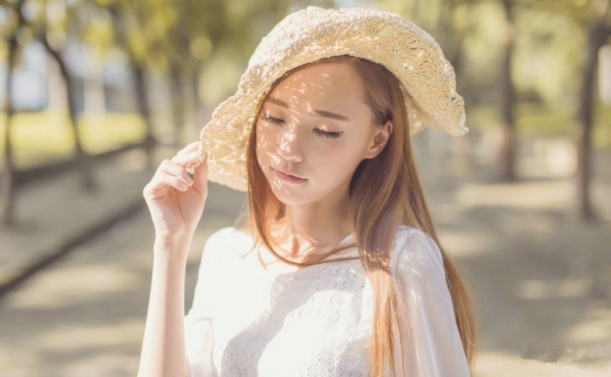 夏日炎炎白皙清纯美少女街头清新写真