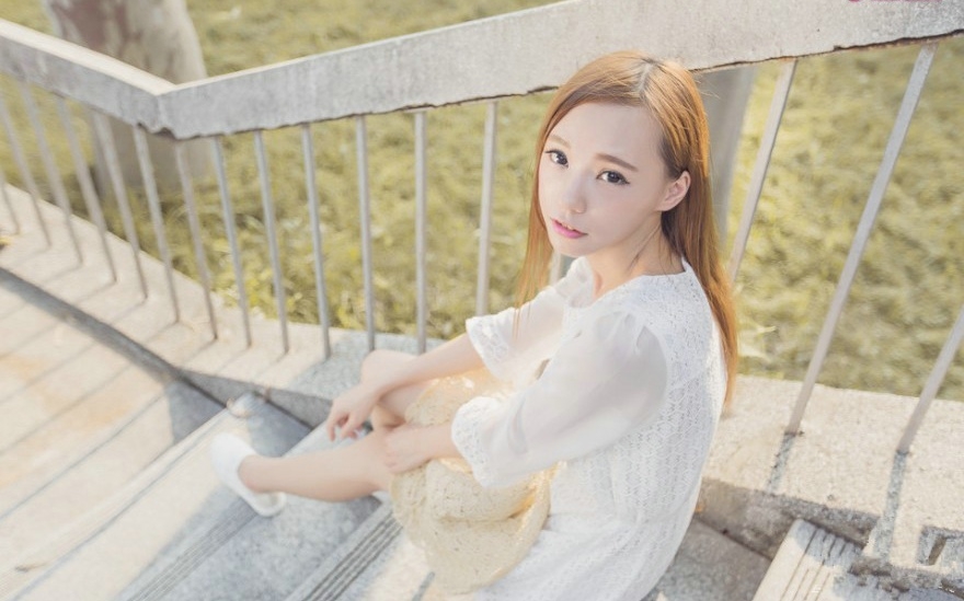 夏日炎炎白皙清纯美少女街头清新写真