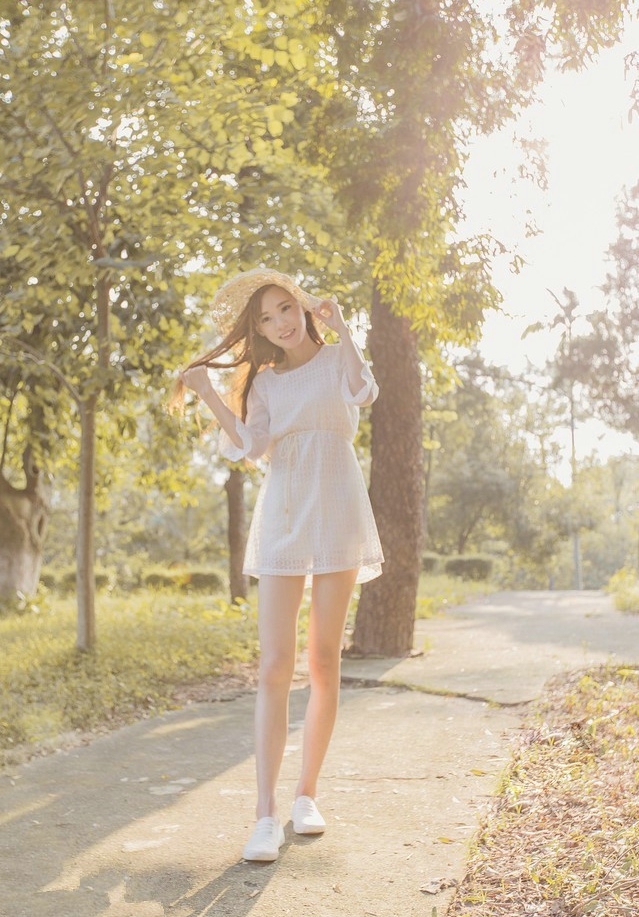 夏日炎炎白皙清纯美少女街头清新写真