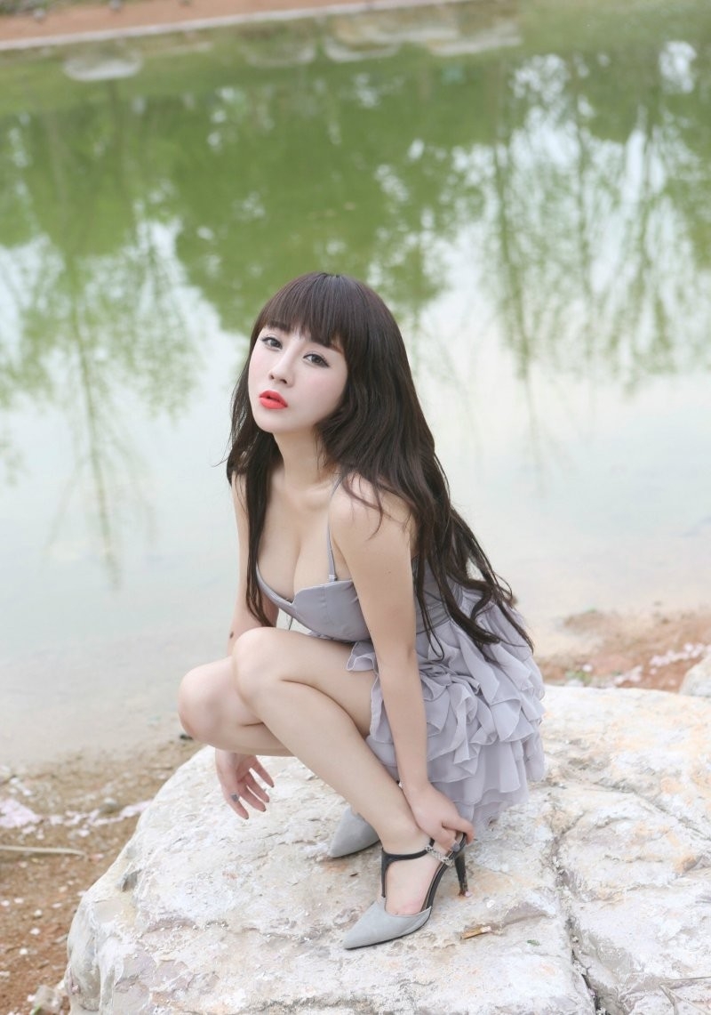 公园巨乳少妇陈巧蓓isabella奇尺大奶胸前挂大胆诱惑写真