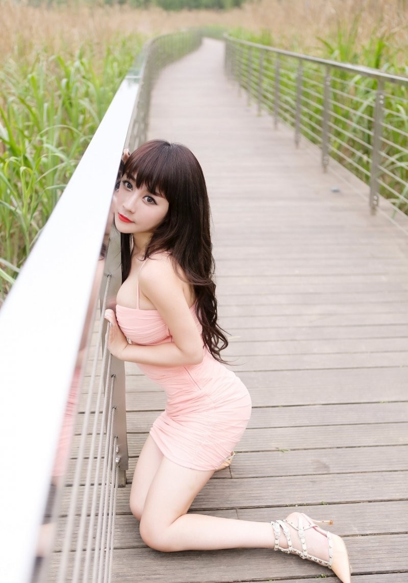 公园巨乳少妇陈巧蓓isabella奇尺大奶胸前挂大胆诱惑写真